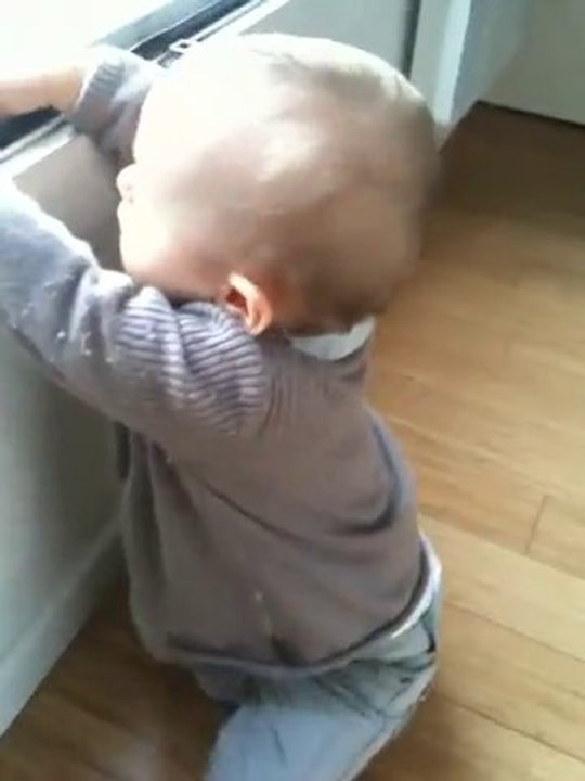 Quand Coline "parle" aux pigeons et dit "Allo" !