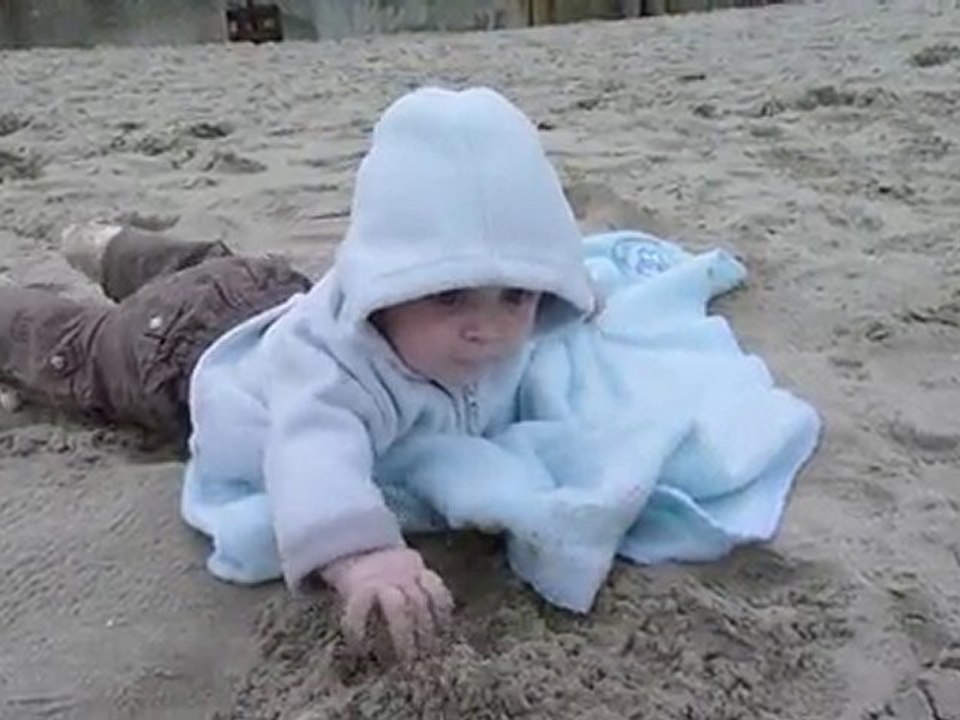 Zacharie joue au sable