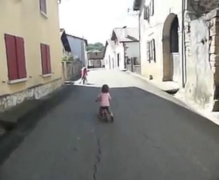 Alice sur sa draisienne 1