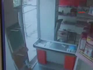 Rize'de yeni başladığı marketi soydu