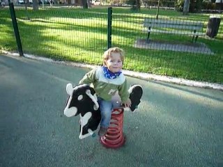 nathan au parc fait du cheval