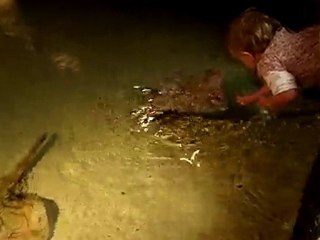 Tahina touche une raie à l'aquarium de gênes