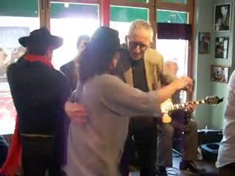 papy fait de la résist dance .la chope des puces juin 2010