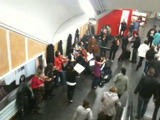 Petit orchestre dans les couloirs du metro parisien
