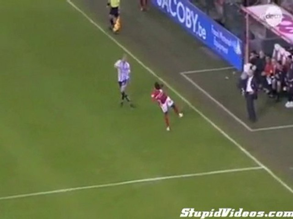 Lancio deviato e pallonata in faccia all'allenatore