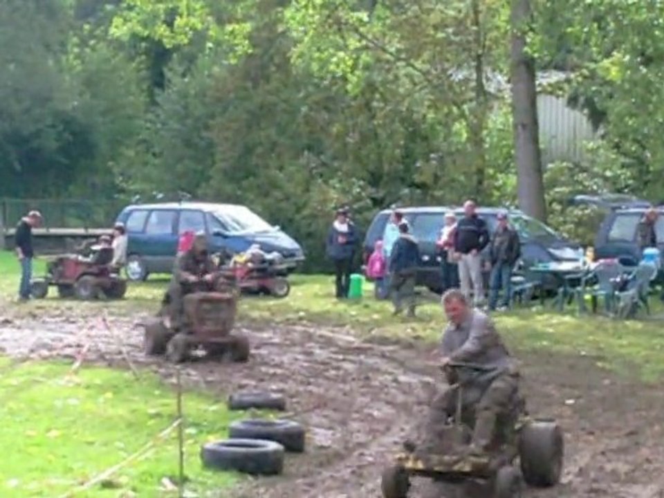 Thenailles : démonstration de tracteurs-tondeuses