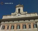 Sit-in dei grillini a Montecitorio: 'Premier si dimetta'