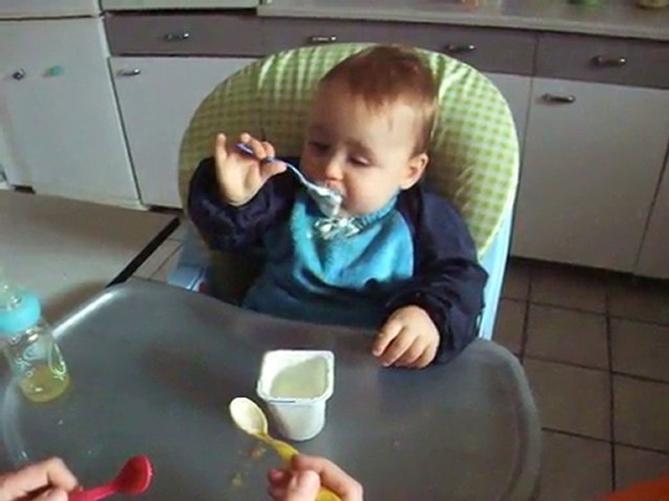 Célian mange seul - 16 mois 1/2