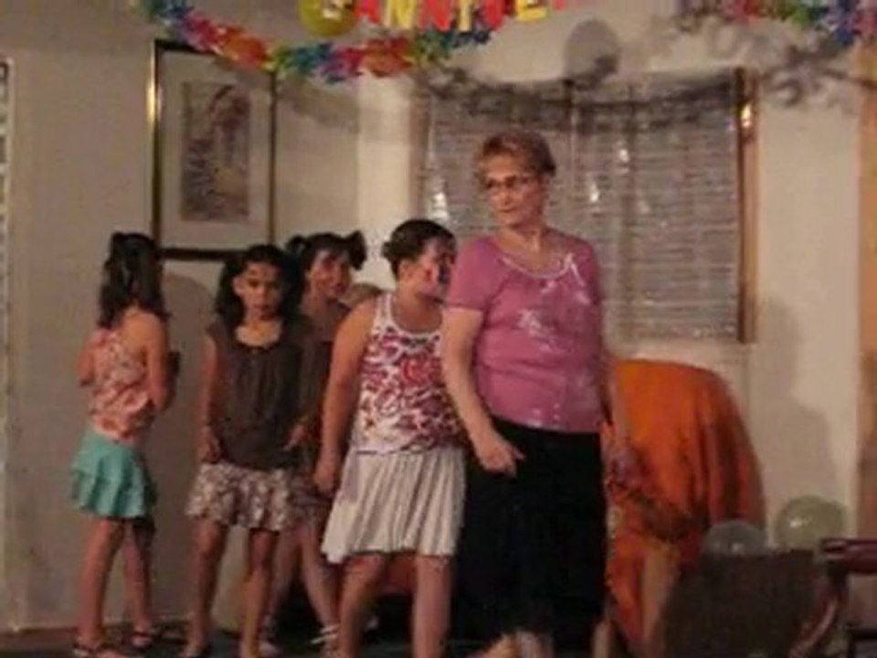 les filles préparent le goûter