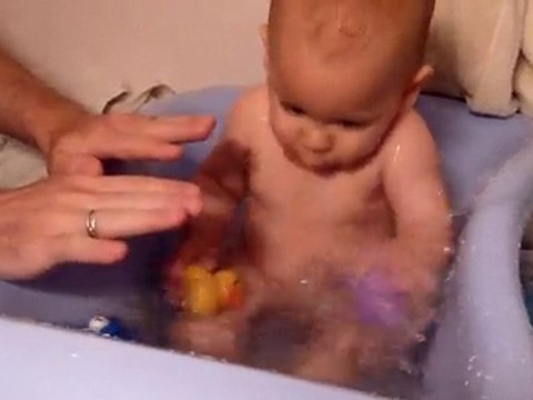 Nathan dans son bain - 8 Mois