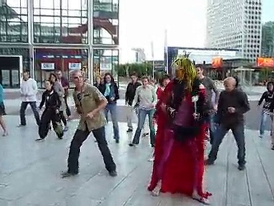 Super Adrien apprend a danser