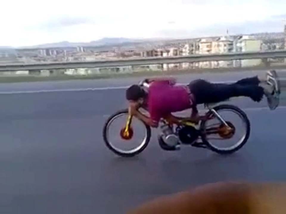 Superman à 140km/h sur sa meule au Maroc !