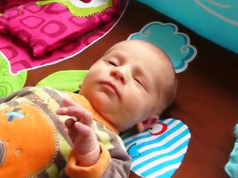 Clarence 2 semaines sur son tapis d'éveil