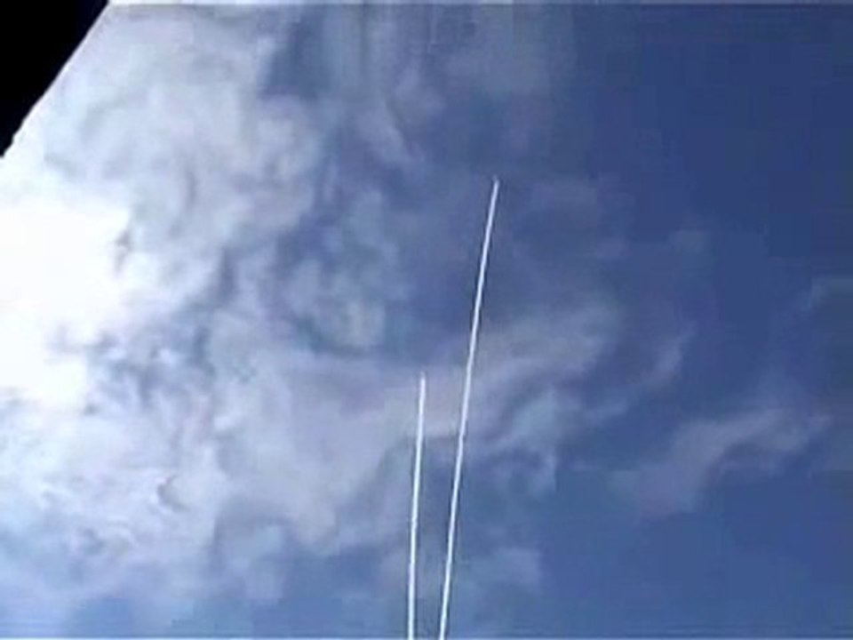 Chemtrails Qui peut expliquer cette video ?