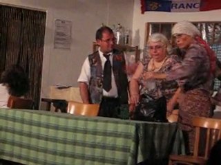 Pourquoi Paulette bafouille-t-elle ? Et le clerc pas clair !