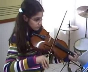 40 derslik programa katılan keman öğrencisi