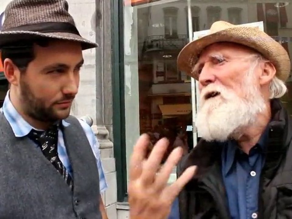 J98 -  Simon rencontre Papy Blues dans les rues de Brussel
