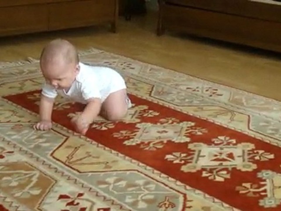 Girayhan bebek artık emekliyor