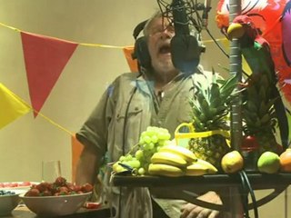 Bill Oddie uses maracas to remember lines