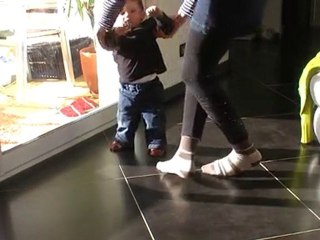 Maxence marche pour ses 1 an !!!