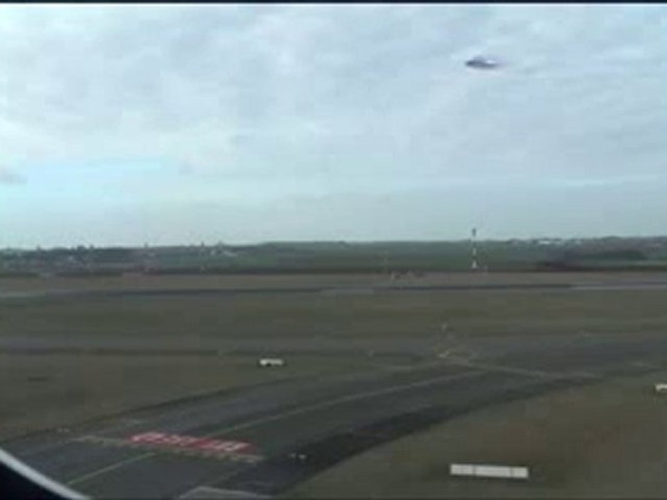 Ovni UFO Paris Airport 2010