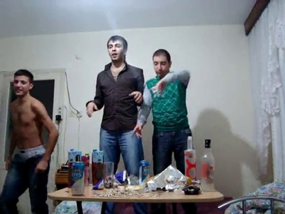 Yılın apaçi dans 3'lüsü izlemiyen çok ama çok şey kaçırır:))