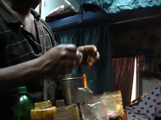 Preparation de snack dans le train indien