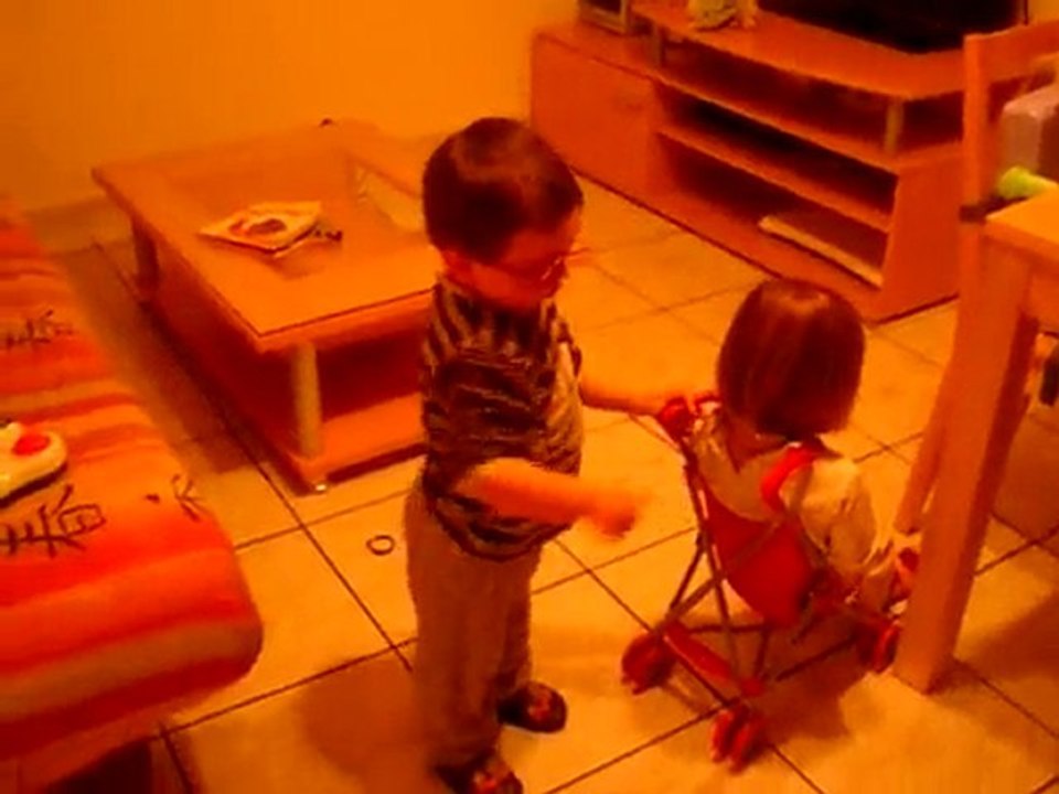 emma et nino en poussette