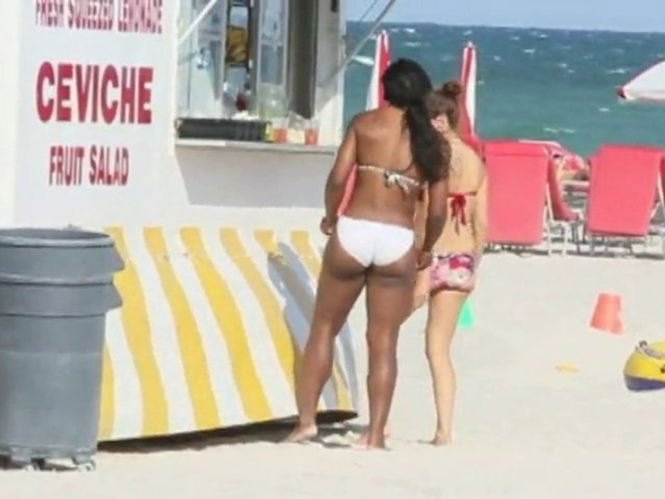 SNTV - Serena's slim bikini body