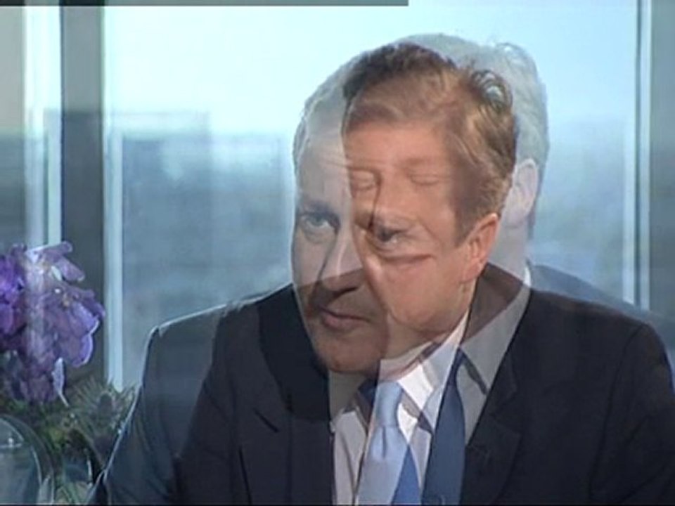 Cameron defends communications chief Coulson