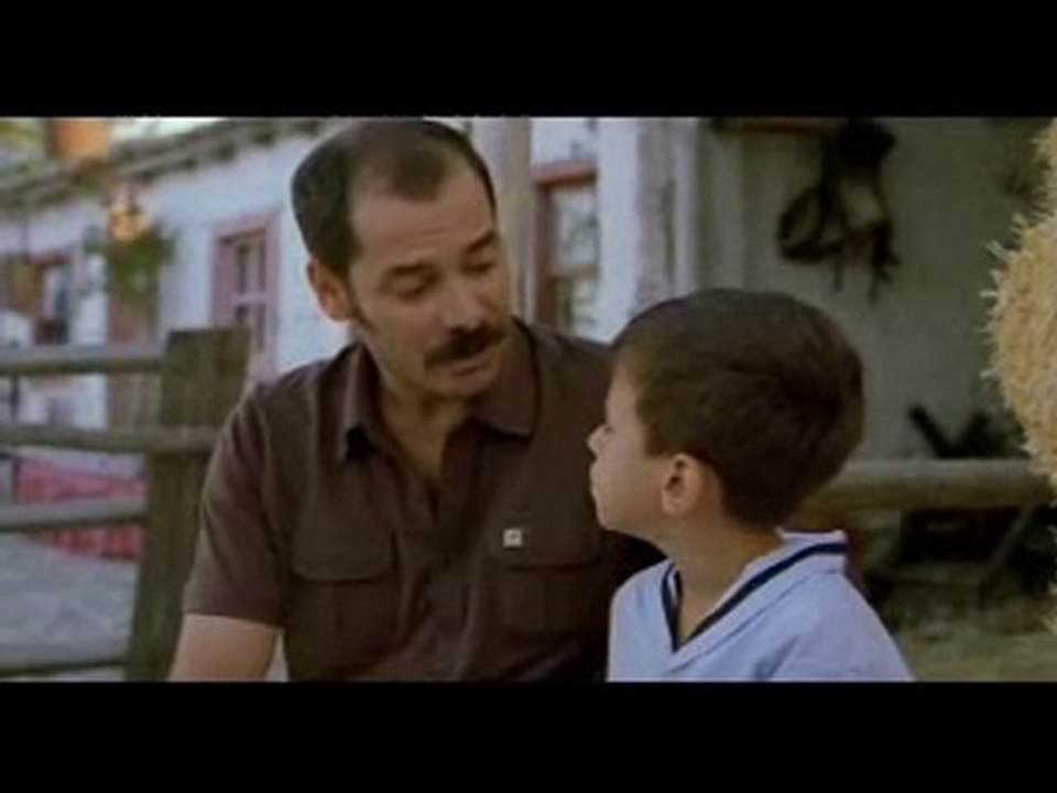 küçük çocuk ve kar taneleri