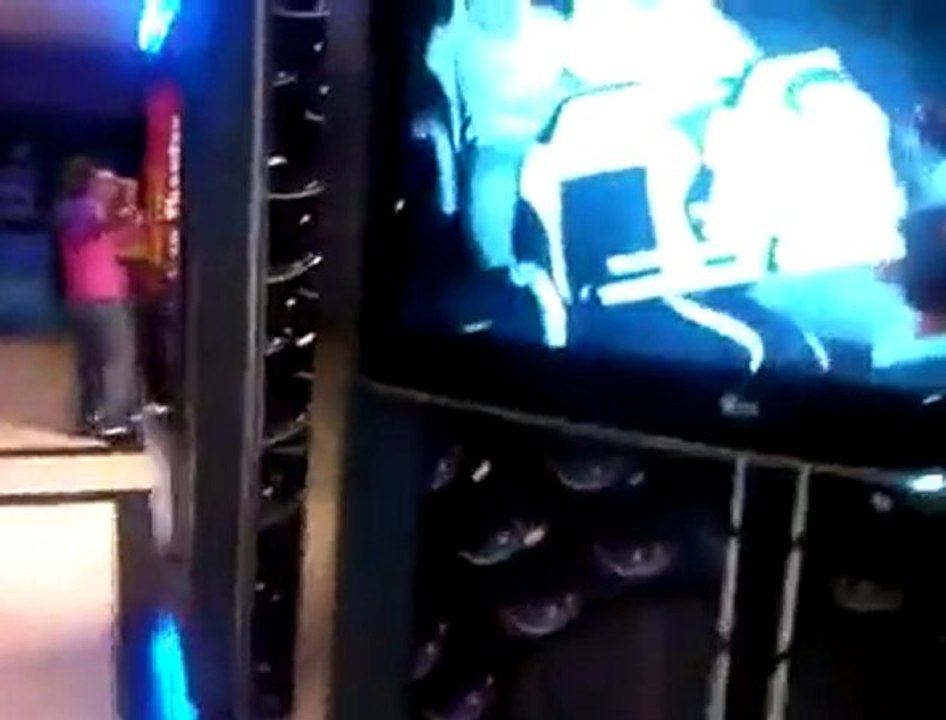 5D Sinema Nasıl İzlenir Öndekine Dikkat :)) çok iyi abi ya..