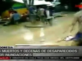 Скачать видео: Indonesia 86 muertos y decenas de desaparecidos por inundaciones