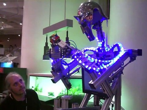 Rubik's Cube Robot - 23 secondes [Buzz Geek]