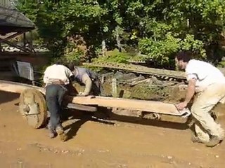 Guédelon Le transport d'une poutre
