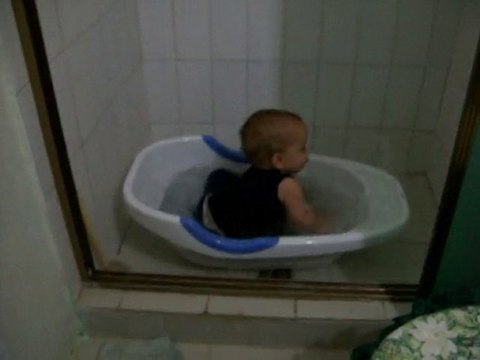 DIEGO EN LA BAÑERA CON ZAPATOS, ROPA Y......TODO