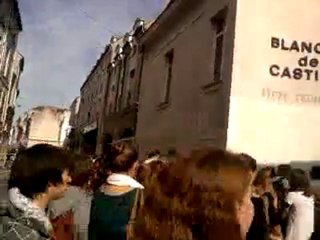 Lycéens qui manifeste devant un lycée