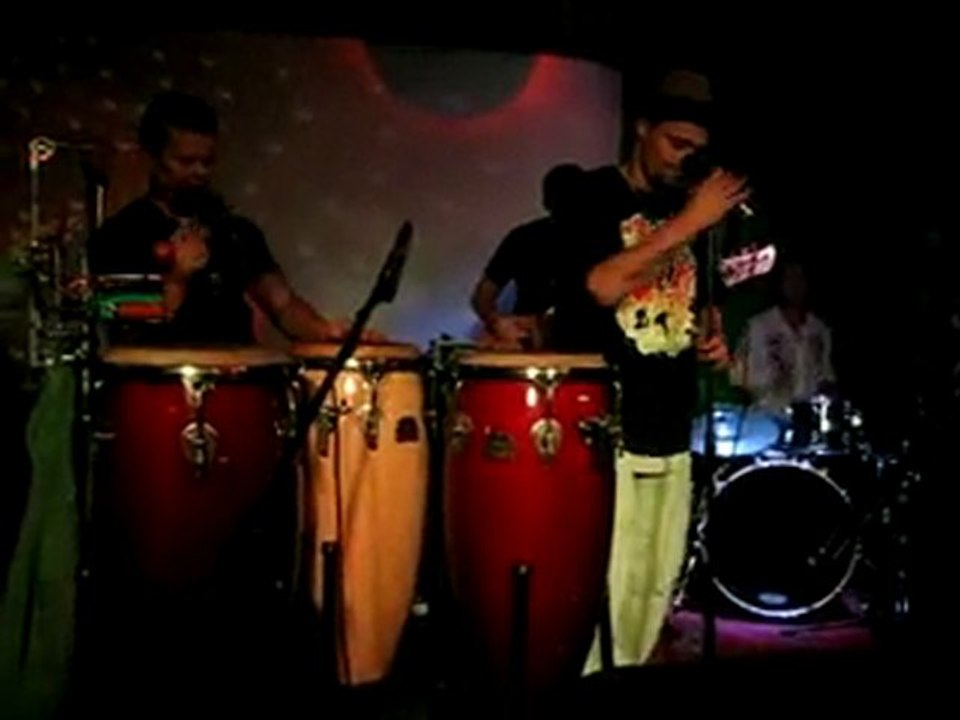 concierto en bar mono