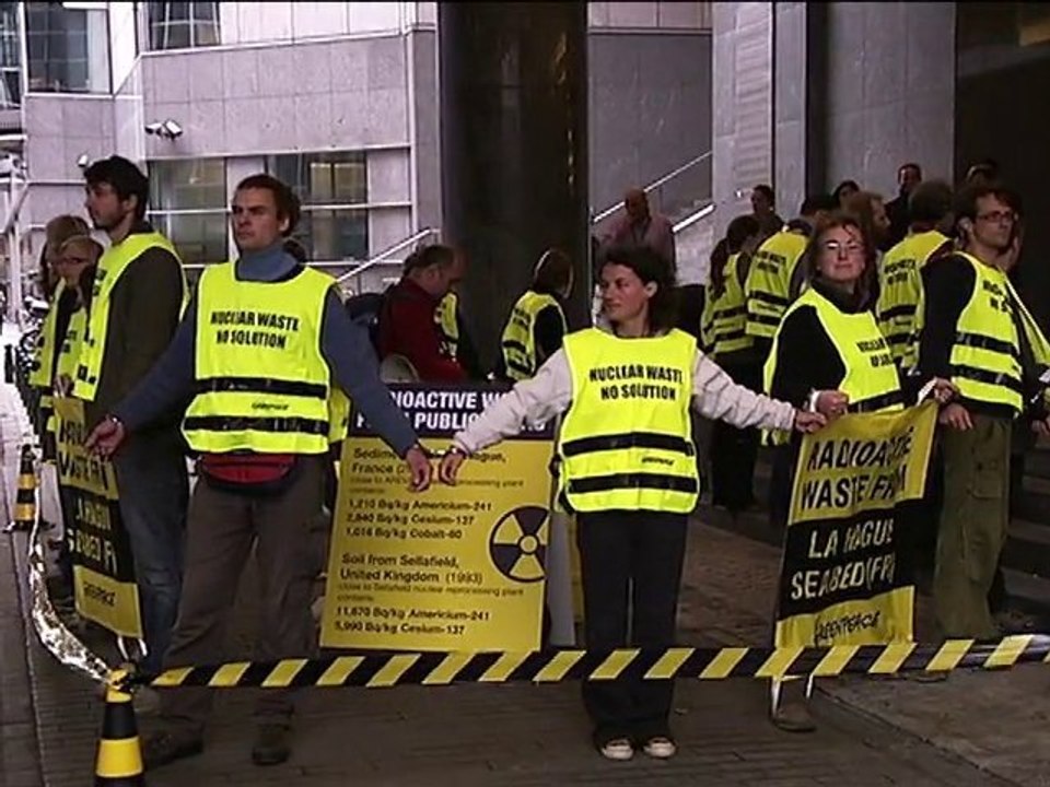 Des fûts radioactifs devant le Parlement européen