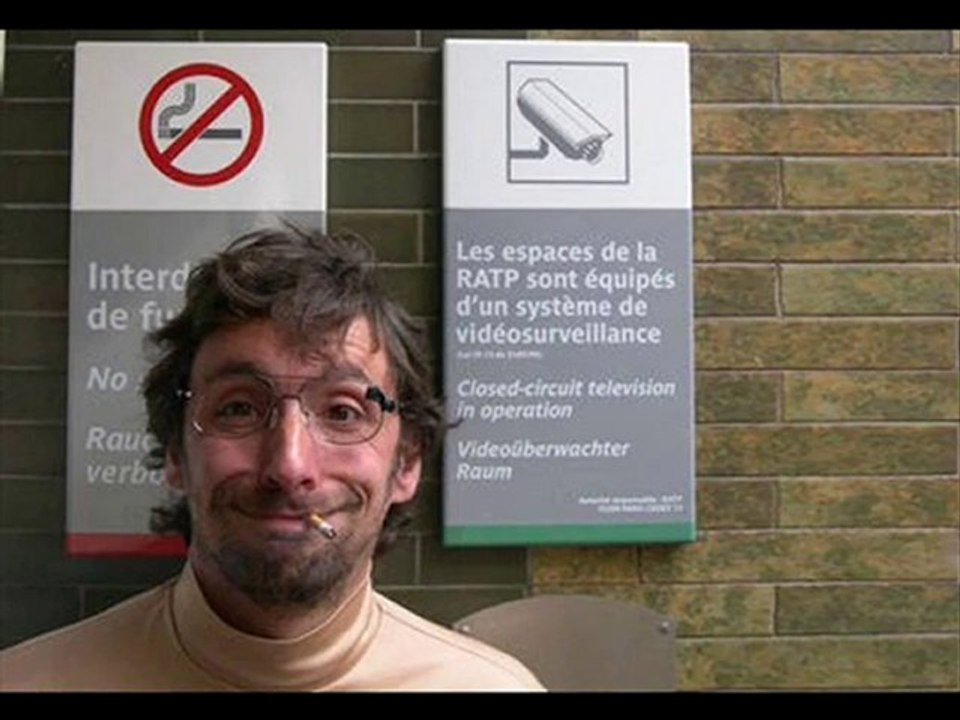 Didier Super Petit mongol en short gosse de vieux