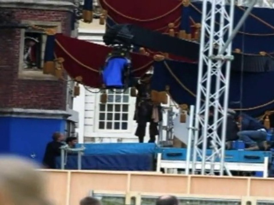 SNTV - Exklusiv: Depp überrascht eine Schule