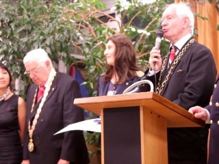 Elaine Kibaro décorée de la Médaille d'Or du Bien Public