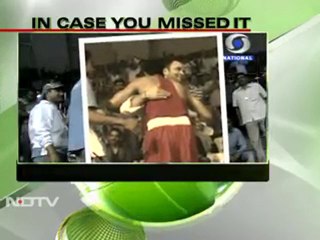 CWG: Vijender hugs Rahul Gandhi after bout