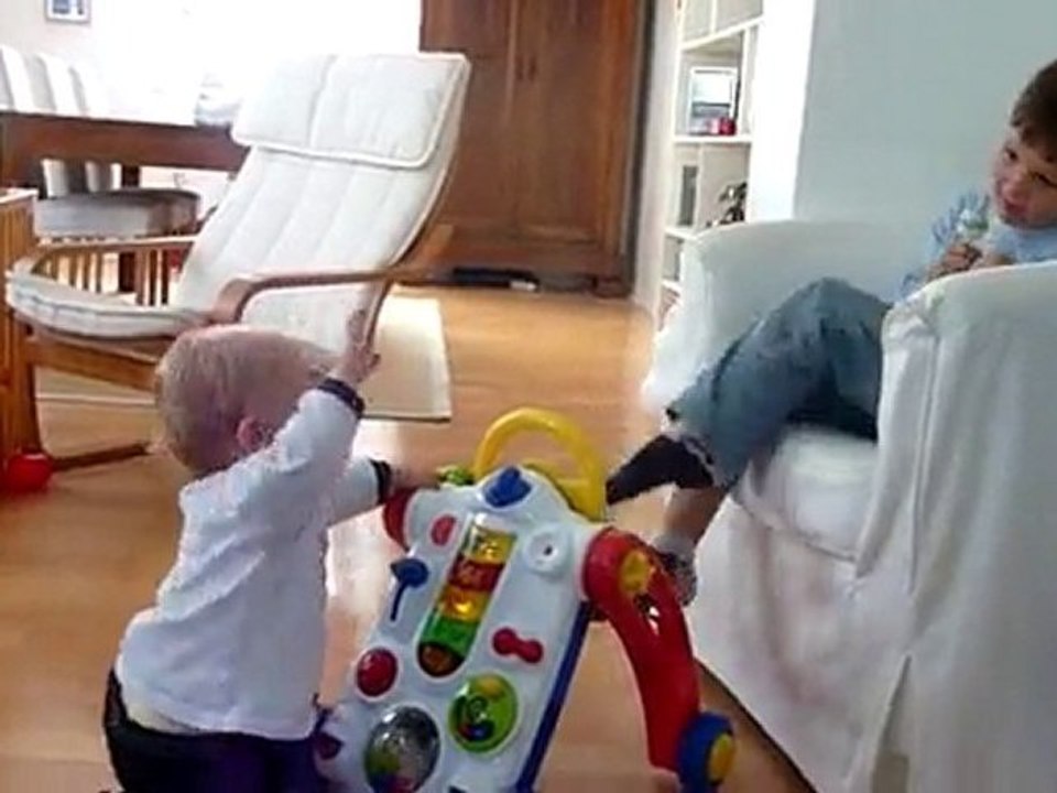 20101006 Romain et Nico dansent Merignac