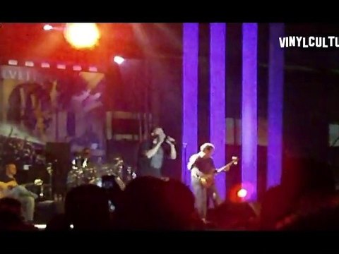 Como un burro amarrado en la puerta del baile El Último de