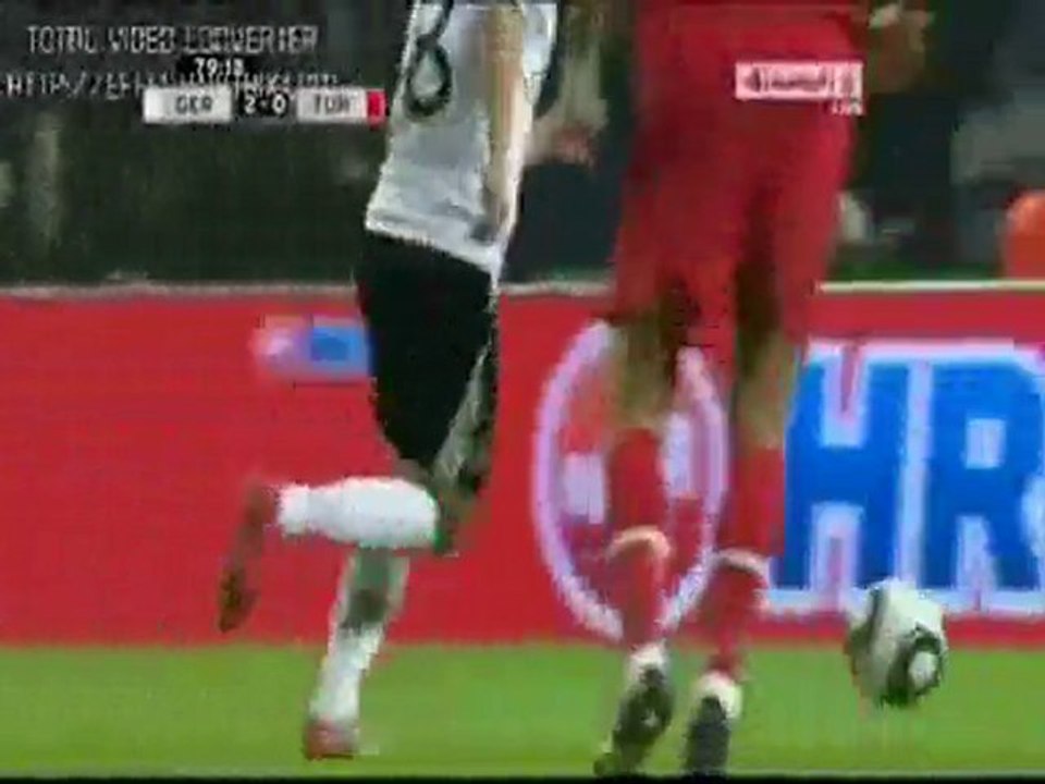Mesut Özil Türkiye’ye attığı gole sevinemedi.