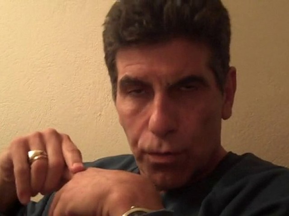 Ο Γιάννης Μπέζος στο cosmo.gr (10/2010) μέρος α