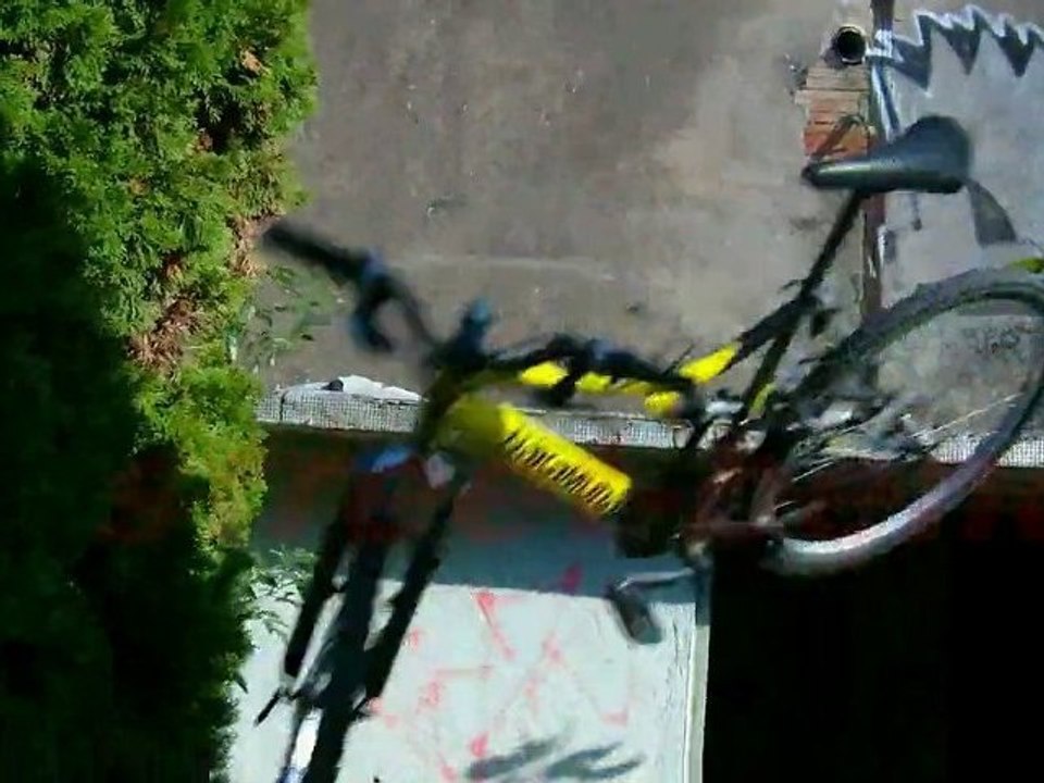 street-bench-"falait pas laisser le velo"