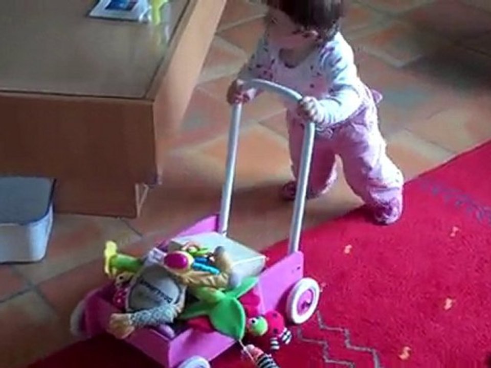 Charlotte avec son trotteur 101010 bis