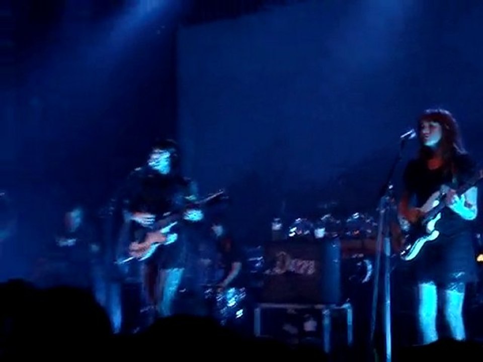 Dum dum girls en avant 1ere des MGMT au Batacla...
